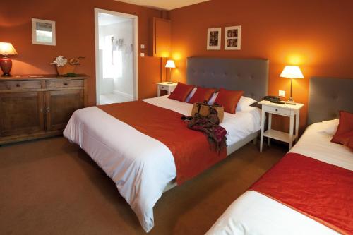 1 queen bed, 1 twin bed