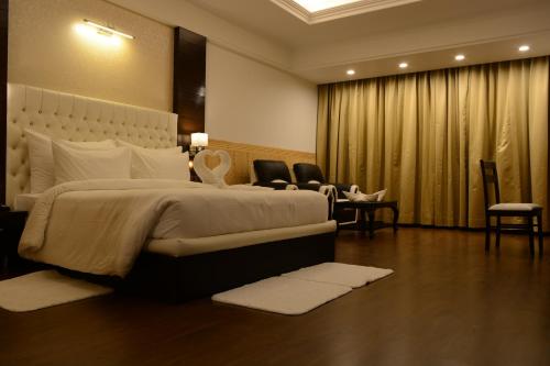 King Room with Mountain View image 9