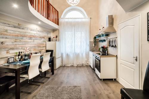 RÖCK Premier Downtown Residence 5