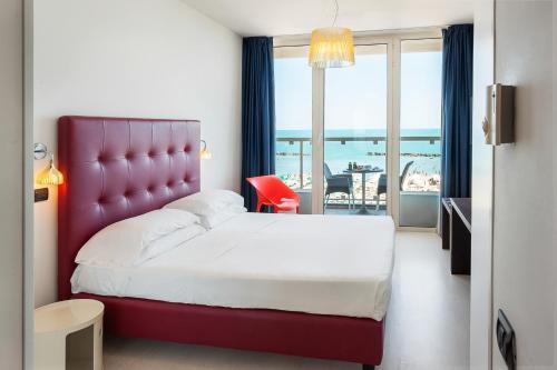 Double Room with Balcony and Sea View image 2