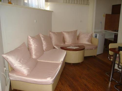 Collins Apartments - image 13