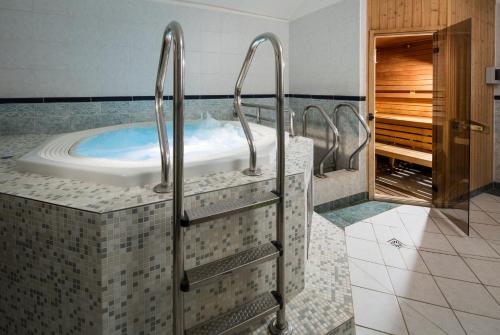 Spa Resort Libverda - Hotel Novy Dum - 온수 욕조