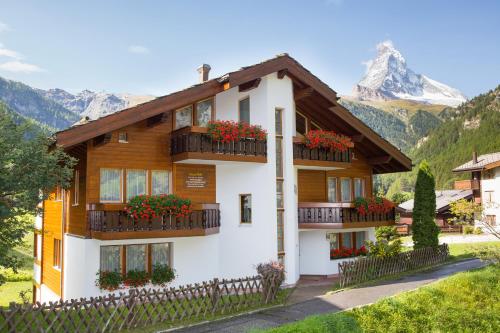 Apartment with Mountain View