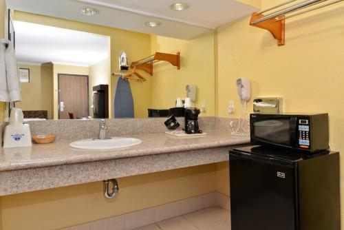 Americas Best Value Inn Pasadena - image 12