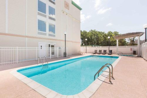 Úszómedence, Wingate by Wyndham Southport in Southport (Észak-Karolina)