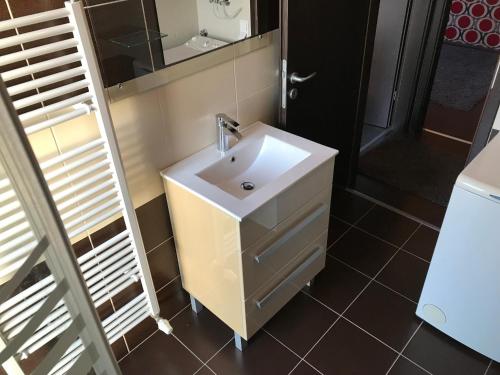 Bathroom, Deluxe Home in Budaivaros
