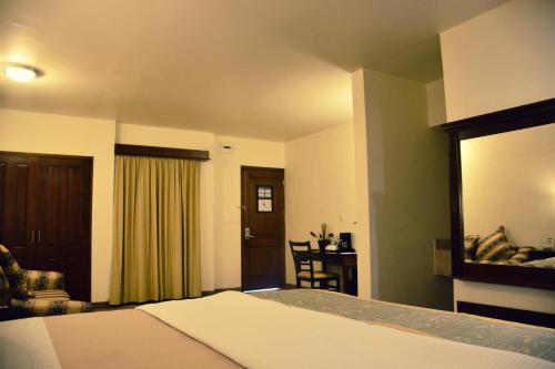Hotel San Carlos Tequisquiapan Stop at Best Western Tequisquiapan to discover the wonders of Tequisquiapan. The hotel offers guests a range of services and amenities designed to provide comfort and convenience. Free Wi-Fi in all ro