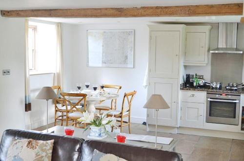 Hampton Wafre Cottage - image 3