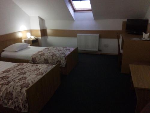 2 twin beds