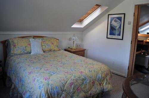 1 queen bed, 1 sofa bed