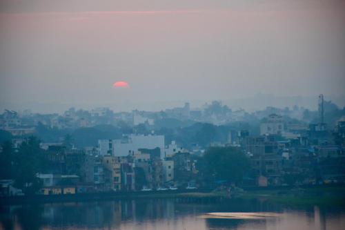 Grey Stone - Lakefront PentHouse Family Rooms, Kolhapur (foto 6)