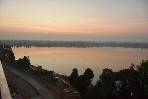 Grey Stone - Lakefront PentHouse Family Rooms, Kolhapur (foto 7)