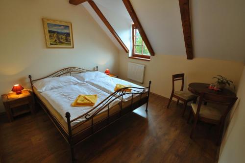 Double or Twin Room image 5