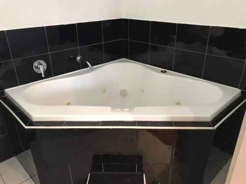 比肯斯菲爾德汽車旅館 (Beaconsfield Lodge Motel) in 巴域