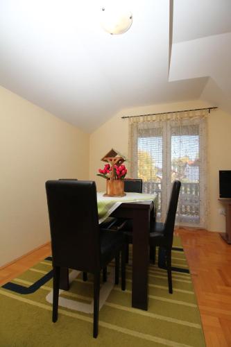 المرافق, شقق فيلا فيليكوفيك (Apartments Vila Velickovic) in Karaula