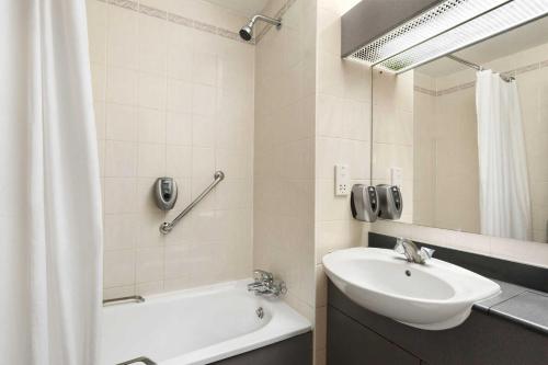 Days Inn Watford Gap - image 5