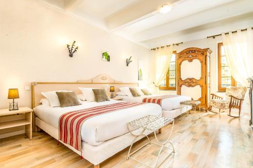 1 queen bed, 2 twin beds