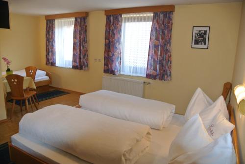 1 queen bed, 1 twin bed