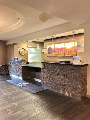 Days Inn & Suites by Wyndham Brooks