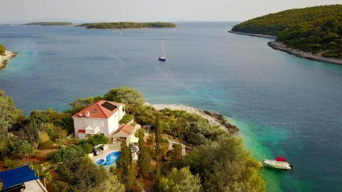 B&B Vela Luka - Waterfront villa with pool - Bed and Breakfast Vela Luka