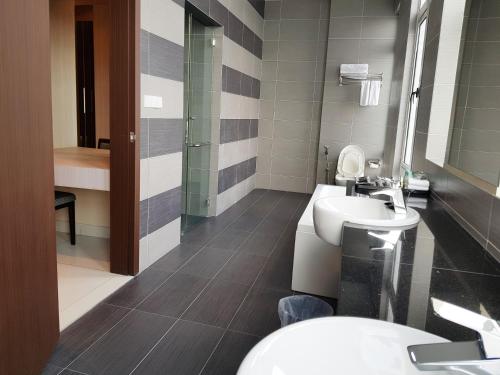 Bathroom, KSL Hotel & Resort in Johor Bahru