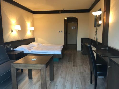 Logis Hôtel Aux Trois Roses