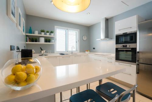 Konyha, Villa Dedalos - A luxury large villa with a heated pool in Puerto Calero in Costa Calero
