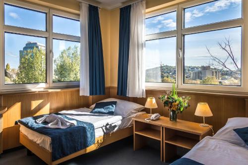 Jagelló Business Hotel - image 2