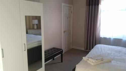 Dumfries Central apartment in บาวเนส