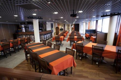 酒吧/高級酒吧, 阿爾瓦利尼酒店 (Hotel Alvariini) in 阿拉耶爾維