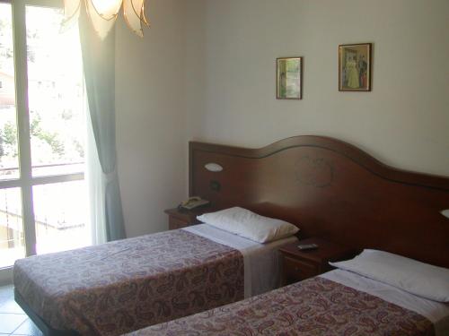 1 queen bed, 1 twin bed