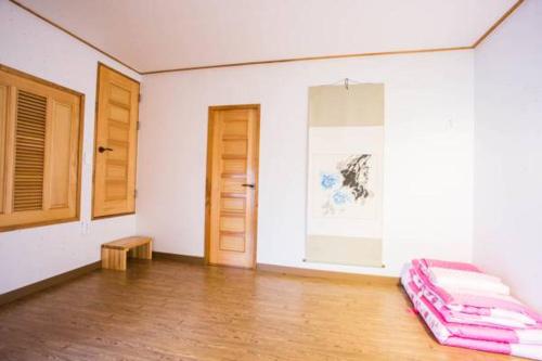 Aega Hanok Guesthouse Located in Daegu Central Area, Aega Hanok Guesthouse is a perfect starting point from which to explore Daegu. The property features a wide range of facilities to make your stay a pleasant experience. 