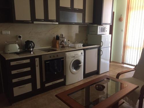 Deluxe Apartment with Pool View  image 2