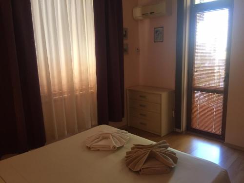 Deluxe Apartment with Pool View  image 3