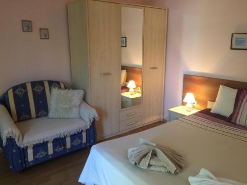 Deluxe Apartment with Pool View  image 5