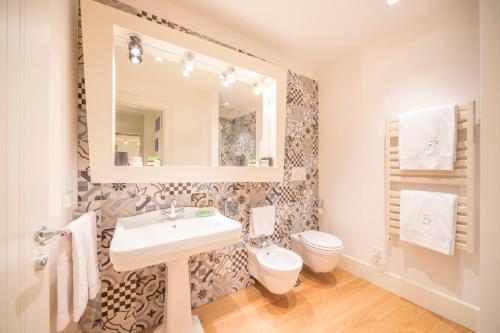 Deluxe Double or Twin Room image 5