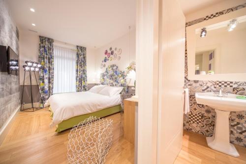 Deluxe Double or Twin Room image 9