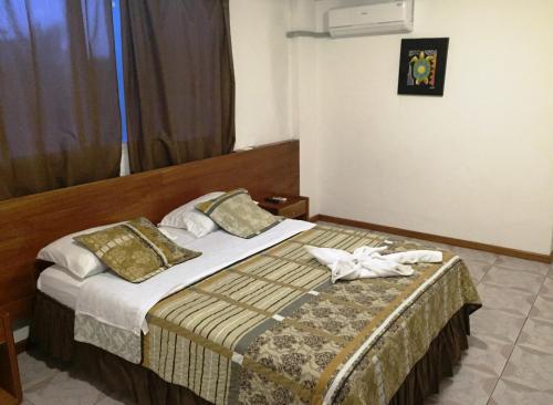 1 queen bed, 1 twin bed