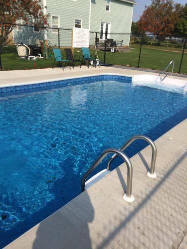 مسبح, Dreamweavers Cottages and Home Place Vacation Home in North Rustico (PE)