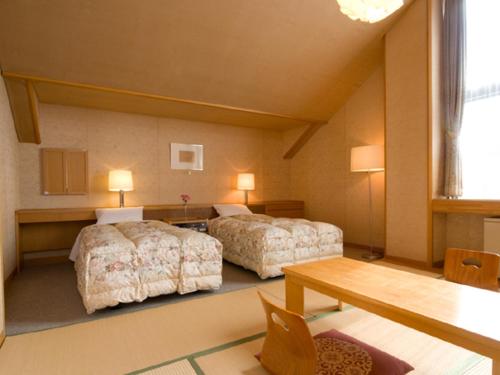 Twin Room with Tatami Area with Private Bathroom 