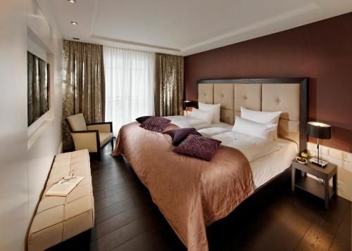 1 king bed, 1 sofa bed
