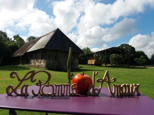 LA POMME D'AMOUR - Updated 2023 Prices & B&B Reviews (Honfleur