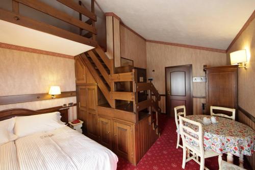 1 queen bed, 3 twin beds