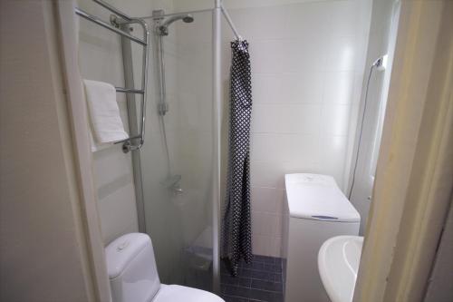 Bathroom, 2ndhomes Pietarinkatu Apartment 2 in Ullanlinna