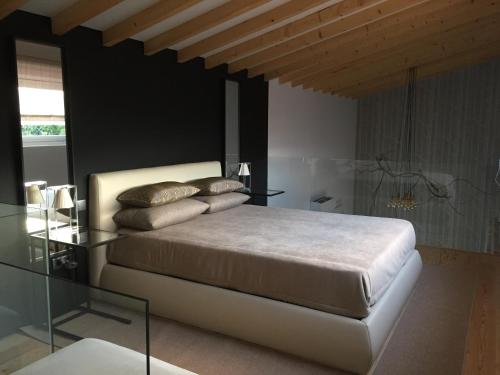 1 queen bed, 1 sofa bed