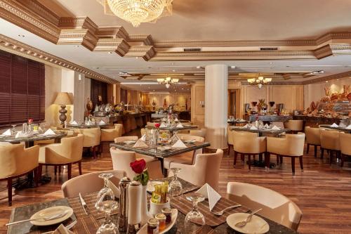 مطعم, فندق دلة طيبة (Dallah Taibah Hotel) in المنطقة المركزية