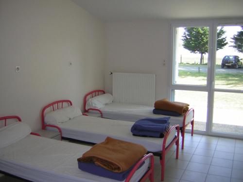 4 twin beds