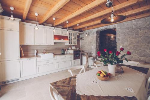 Konyha, Villa DELUXE in Gabonjin