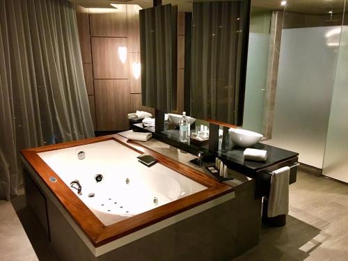 118316897 Icon Hotel