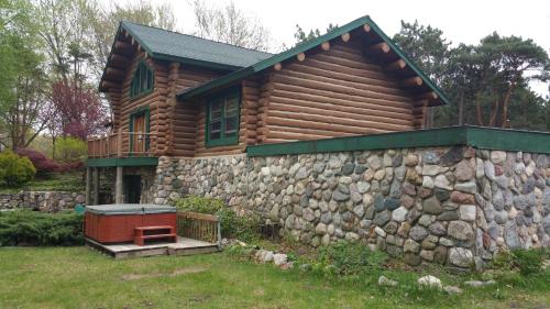 

Waterfront Hidden Pines Log Cabin